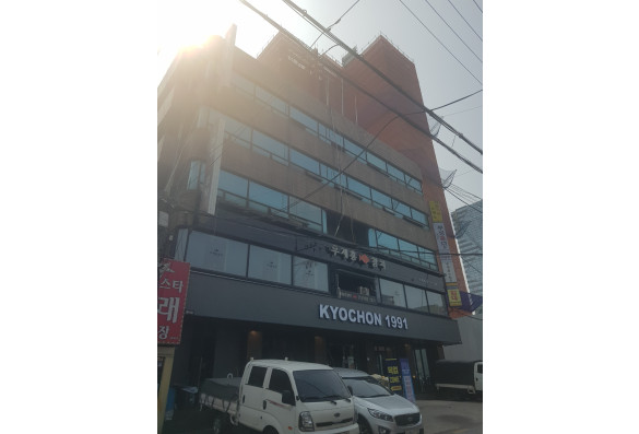 논현동 먹자상권 교촌빌딩