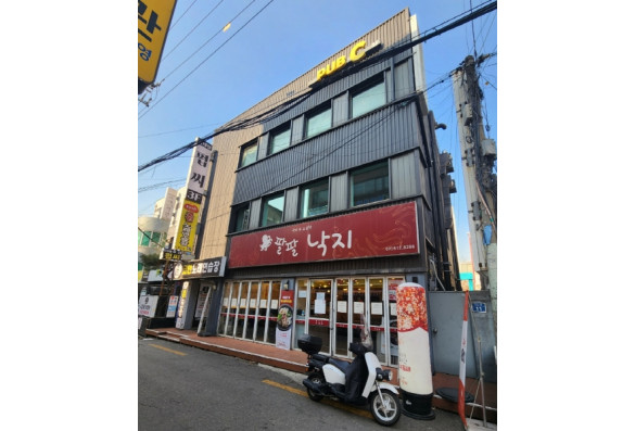 노량진 먹자골목 초입 올근생건물